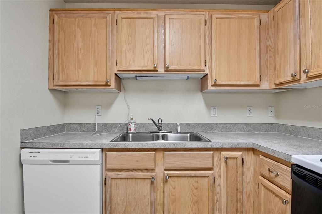 Active With Contract: $1,550 (3 beds, 2 baths, 1250 Square Feet)
