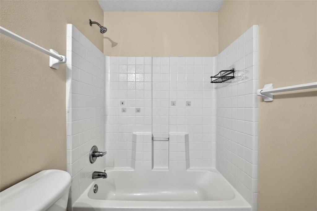 Active With Contract: $1,550 (3 beds, 2 baths, 1250 Square Feet)
