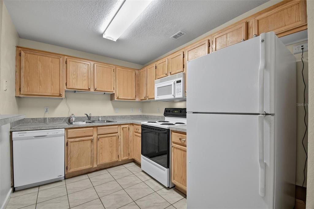 Active With Contract: $1,550 (3 beds, 2 baths, 1250 Square Feet)