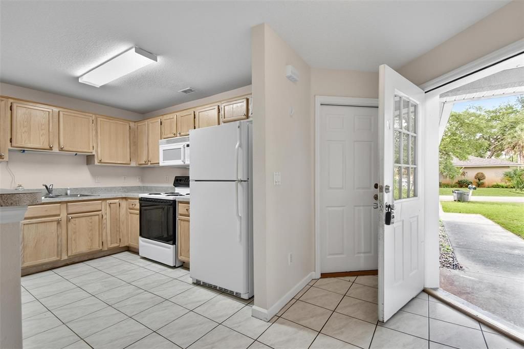 Active With Contract: $1,550 (3 beds, 2 baths, 1250 Square Feet)