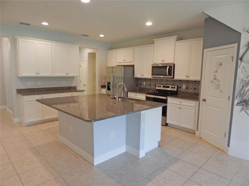 For Rent: $2,275 (3 beds, 2 baths, 1716 Square Feet)
