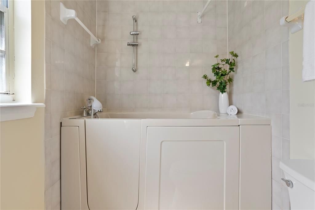 На продажу: $249,990 (2 спален, 2 ванн, 1105 Квадратных фут)