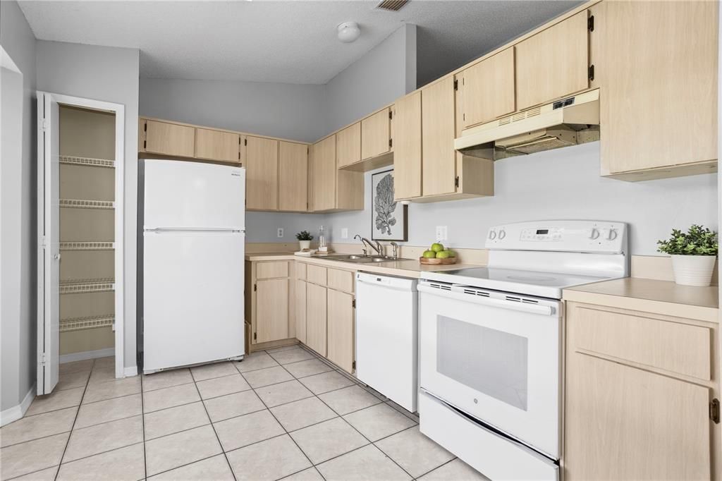 На продажу: $249,990 (2 спален, 2 ванн, 1105 Квадратных фут)