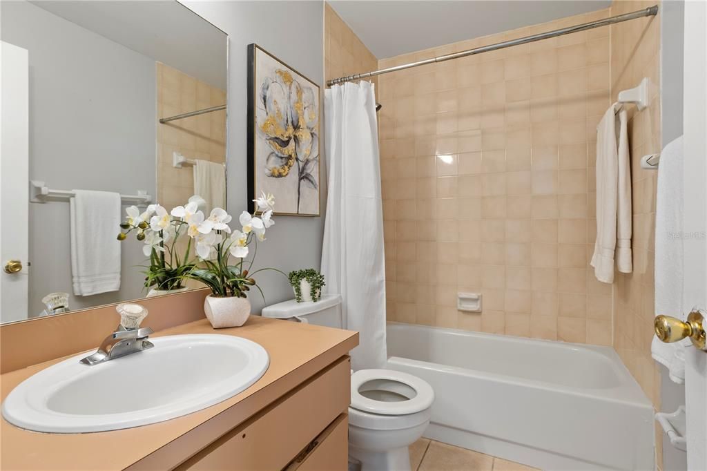 На продажу: $249,990 (2 спален, 2 ванн, 1105 Квадратных фут)