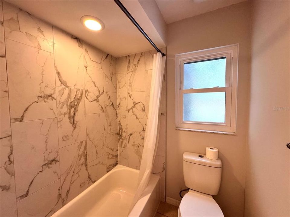 Activo con contrato: $2,599 (3 camas, 2 baños, 1915 Pies cuadrados)