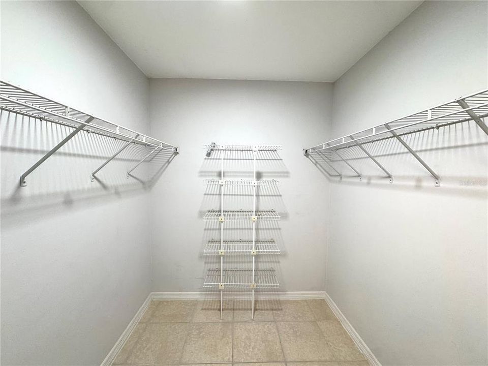 Activo con contrato: $2,599 (3 camas, 2 baños, 1915 Pies cuadrados)