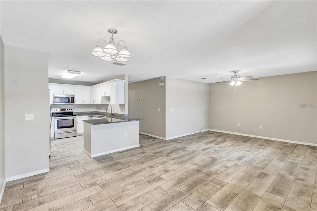 For Sale: $320,000 (3 beds, 2 baths, 1371 Square Feet)