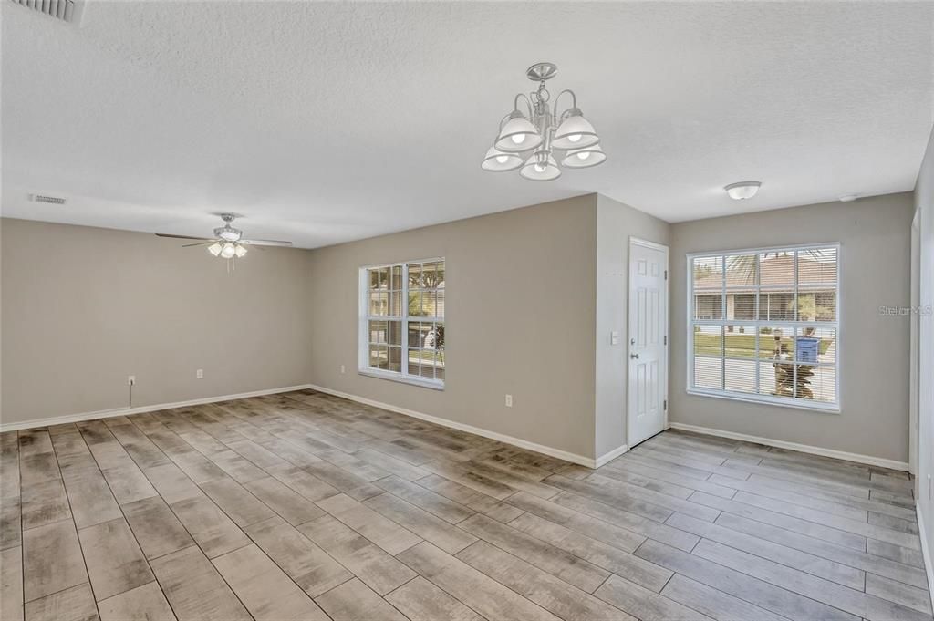 For Sale: $320,000 (3 beds, 2 baths, 1371 Square Feet)