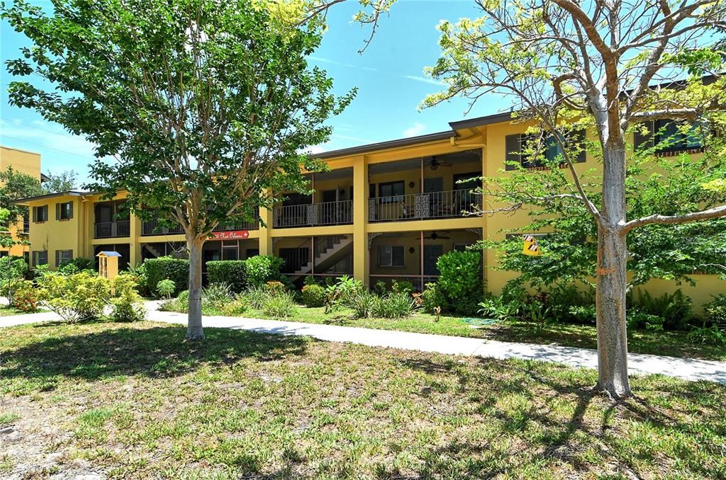 For Rent: $2,200 (2 beds, 1 baths, 859 Square Feet)