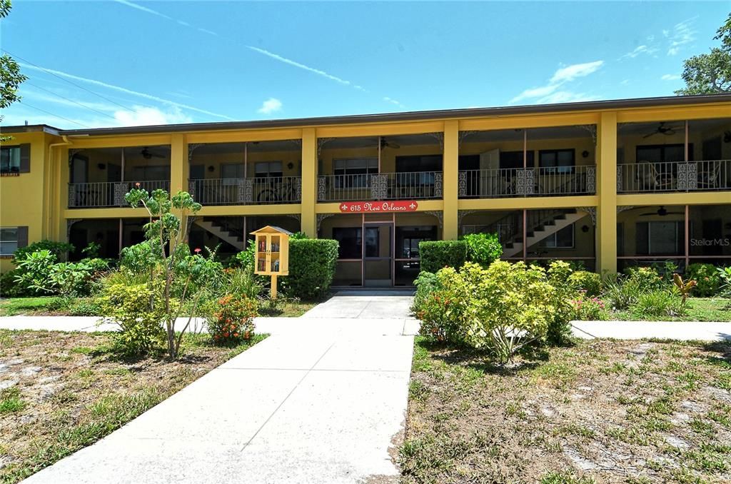 For Rent: $2,200 (2 beds, 1 baths, 859 Square Feet)
