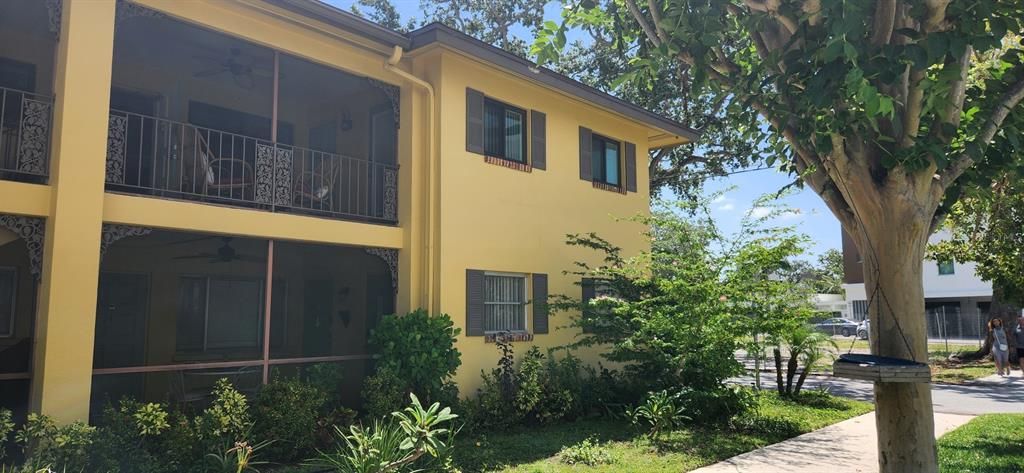 For Rent: $2,200 (2 beds, 1 baths, 859 Square Feet)