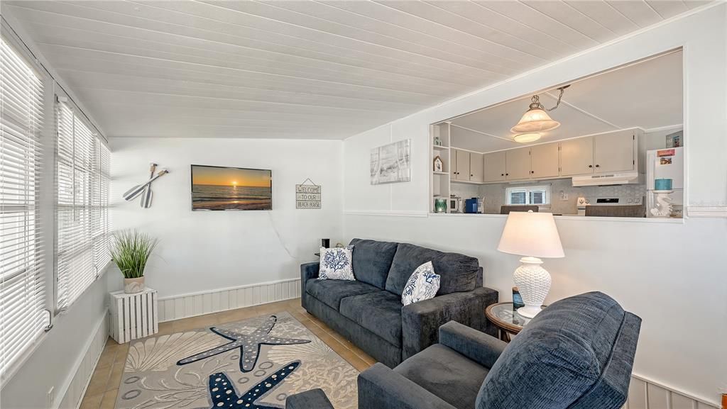 For Sale: $199,900 (2 beds, 1 baths, 830 Square Feet)