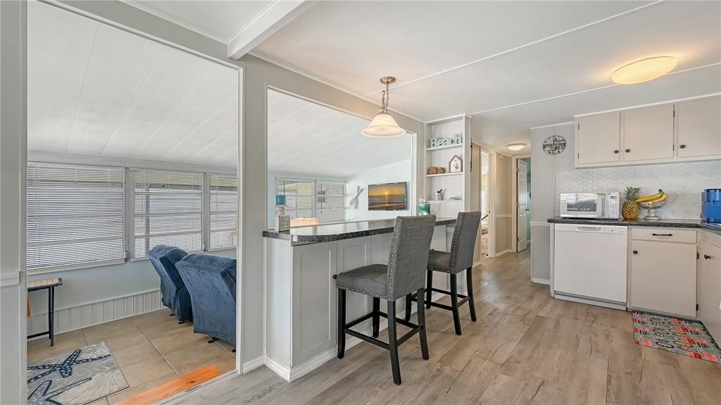 For Sale: $199,900 (2 beds, 1 baths, 830 Square Feet)