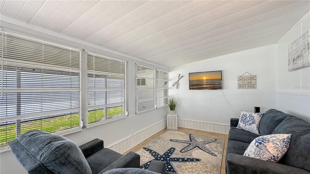 For Sale: $199,900 (2 beds, 1 baths, 830 Square Feet)
