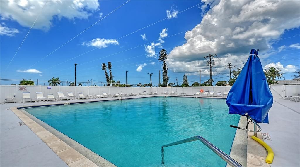 For Sale: $199,900 (2 beds, 1 baths, 830 Square Feet)