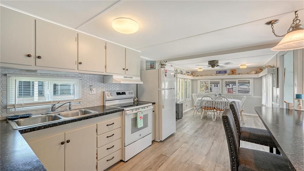 For Sale: $199,900 (2 beds, 1 baths, 830 Square Feet)
