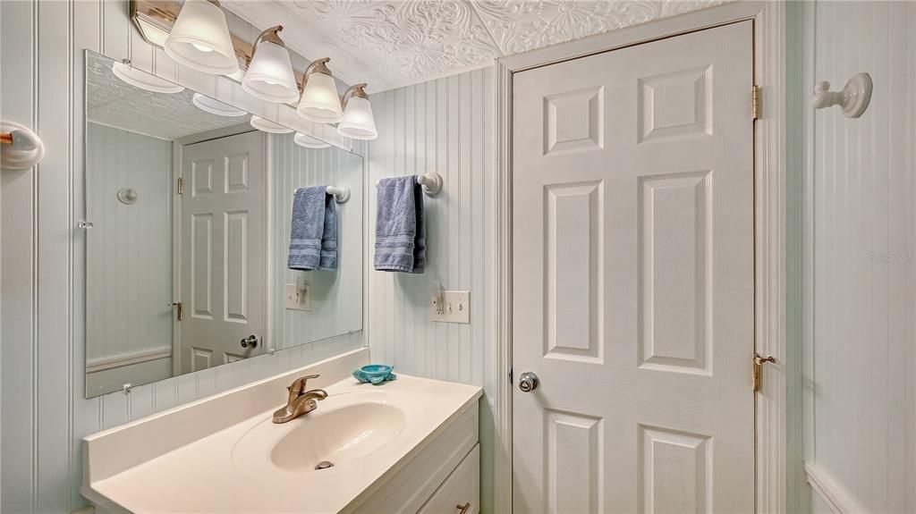 For Sale: $199,900 (2 beds, 1 baths, 830 Square Feet)