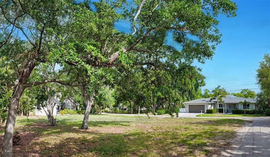 待售: $650,000 (0.37 acres)