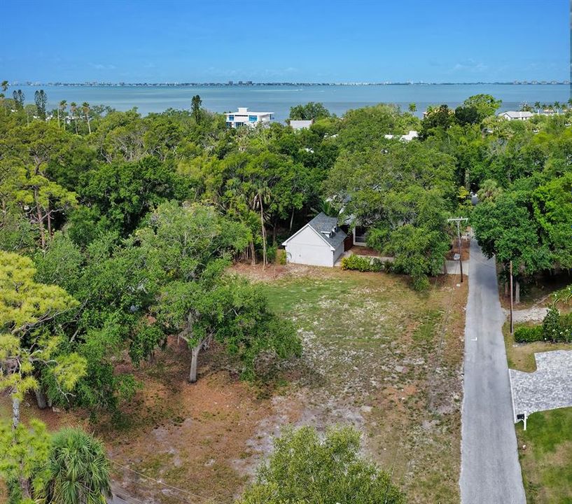 待售: $650,000 (0.37 acres)