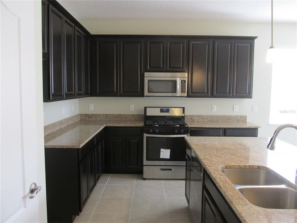 For Rent: $2,375 (3 beds, 2 baths, 1981 Square Feet)