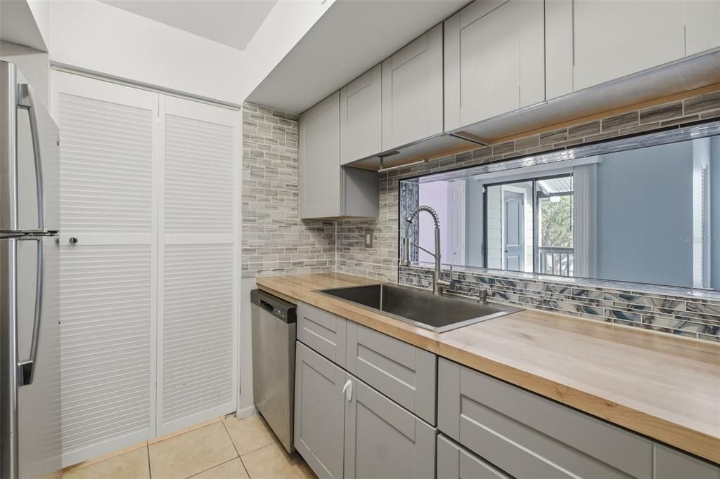 For Sale: $215,000 (3 beds, 2 baths, 986 Square Feet)