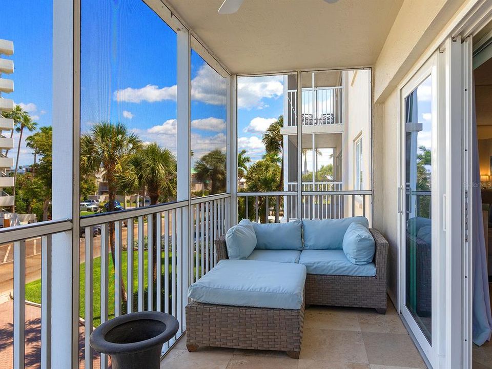 For Sale: $715,000 (1 beds, 1 baths, 900 Square Feet)