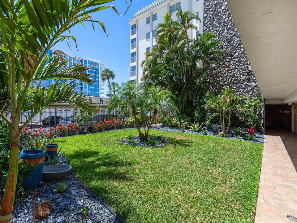 For Sale: $715,000 (1 beds, 1 baths, 900 Square Feet)