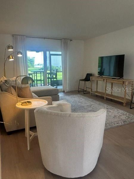 For Sale: $450,000 (2 beds, 2 baths, 1021 Square Feet)