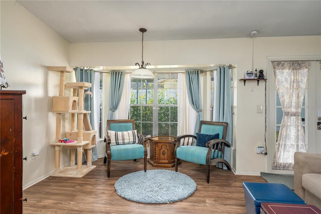 For Sale: $275,000 (2 beds, 2 baths, 1249 Square Feet)
