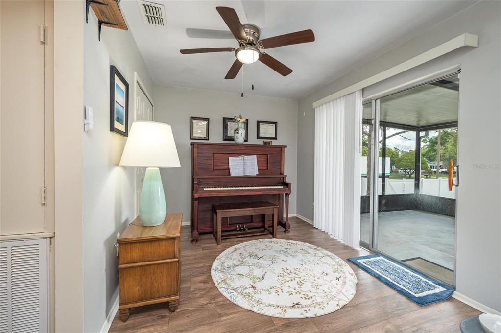 For Sale: $275,000 (2 beds, 2 baths, 1249 Square Feet)