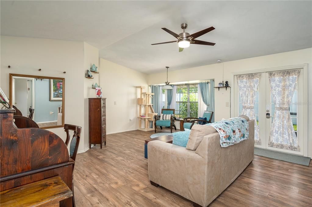 For Sale: $275,000 (2 beds, 2 baths, 1249 Square Feet)