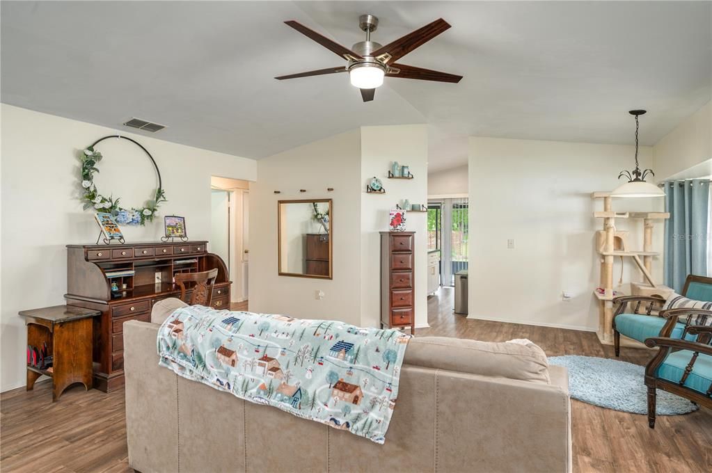 For Sale: $275,000 (2 beds, 2 baths, 1249 Square Feet)