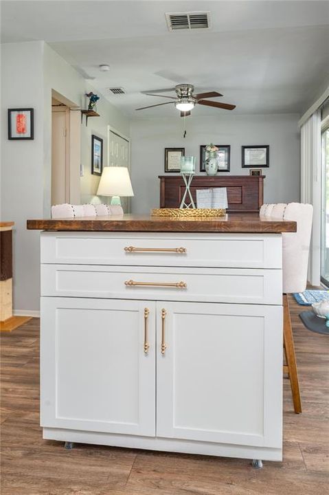 For Sale: $275,000 (2 beds, 2 baths, 1249 Square Feet)