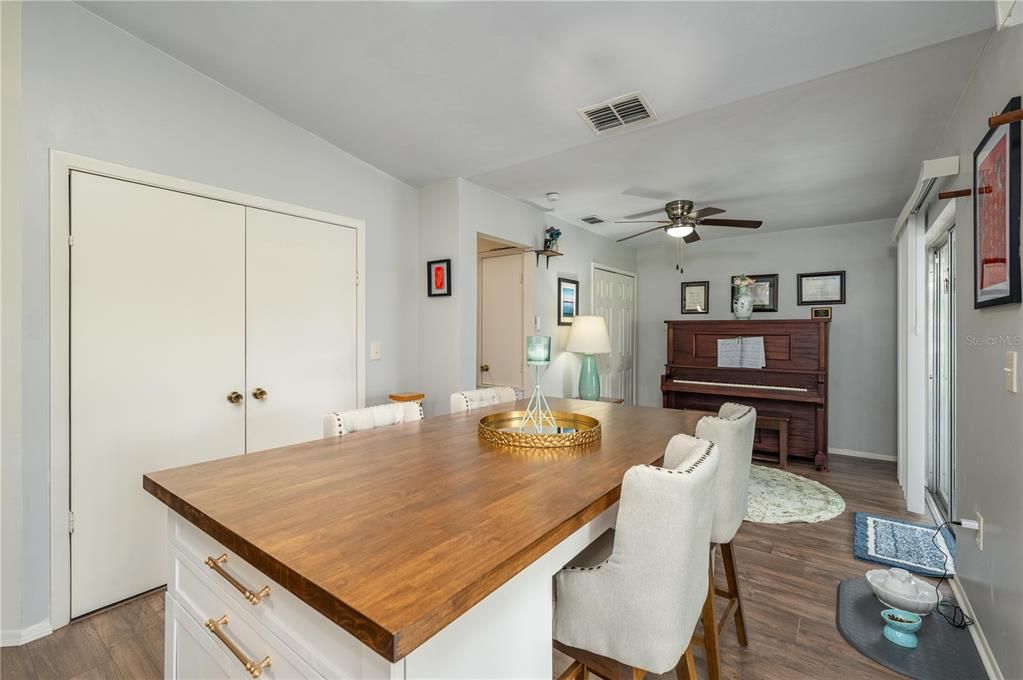 For Sale: $275,000 (2 beds, 2 baths, 1249 Square Feet)