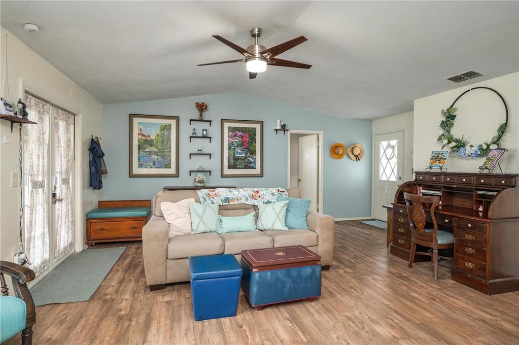 For Sale: $275,000 (2 beds, 2 baths, 1249 Square Feet)