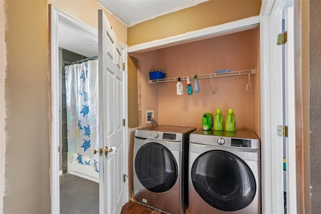 En Venta: $325,000 (4 camas, 2 baños, 1748 Pies cuadrados)
