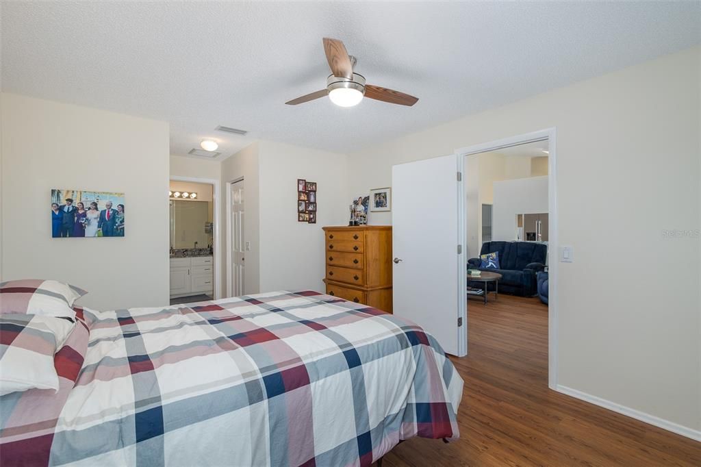 For Sale: $299,000 (2 beds, 2 baths, 1282 Square Feet)