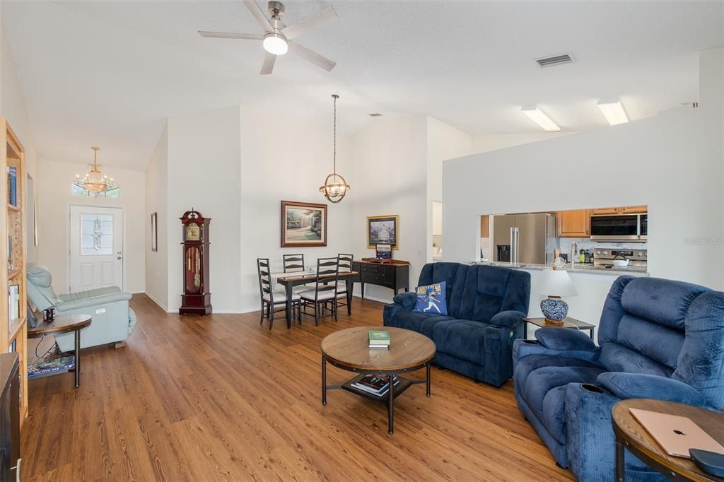 For Sale: $299,000 (2 beds, 2 baths, 1282 Square Feet)