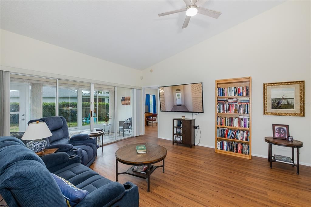 For Sale: $299,000 (2 beds, 2 baths, 1282 Square Feet)