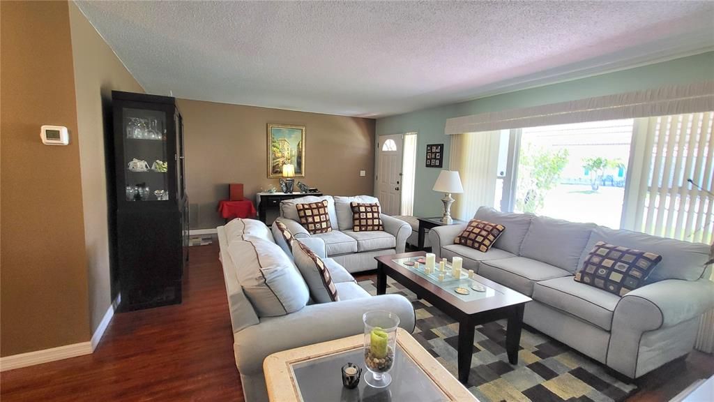En Venta: $339,900 (2 camas, 2 baños, 1715 Pies cuadrados)