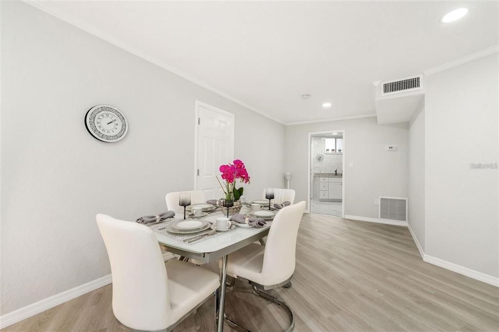 For Sale: $390,000 (2 beds, 1 baths, 987 Square Feet)