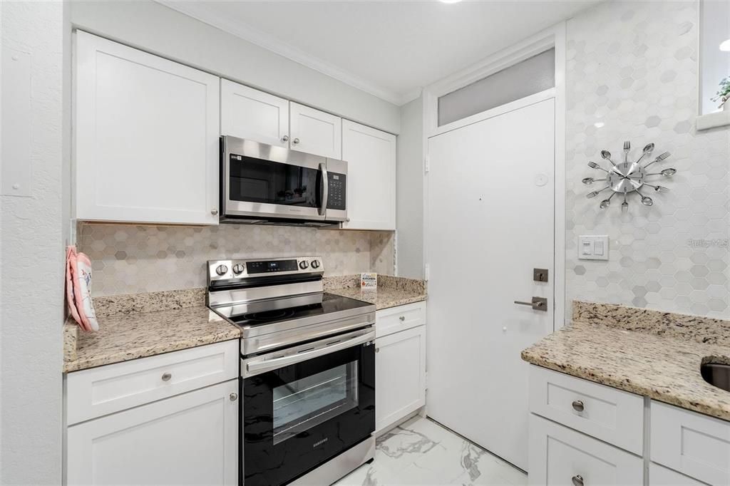 For Sale: $390,000 (2 beds, 1 baths, 987 Square Feet)
