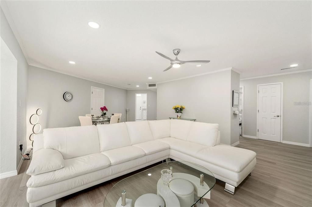 For Sale: $390,000 (2 beds, 1 baths, 987 Square Feet)