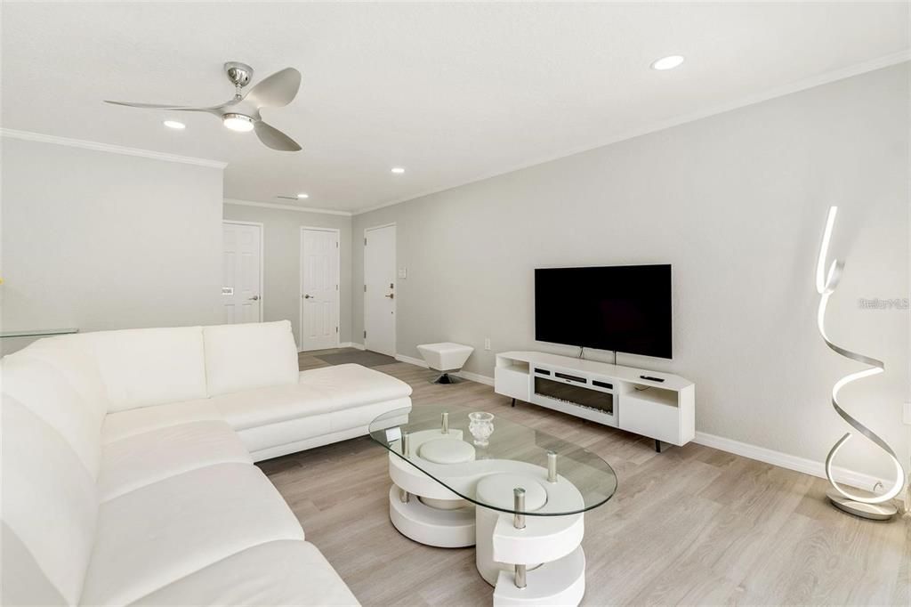 For Sale: $390,000 (2 beds, 1 baths, 987 Square Feet)