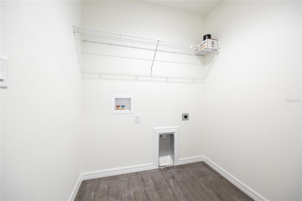 合同活跃: $279,900 (3 贝兹, 2 浴室, 1371 平方英尺)