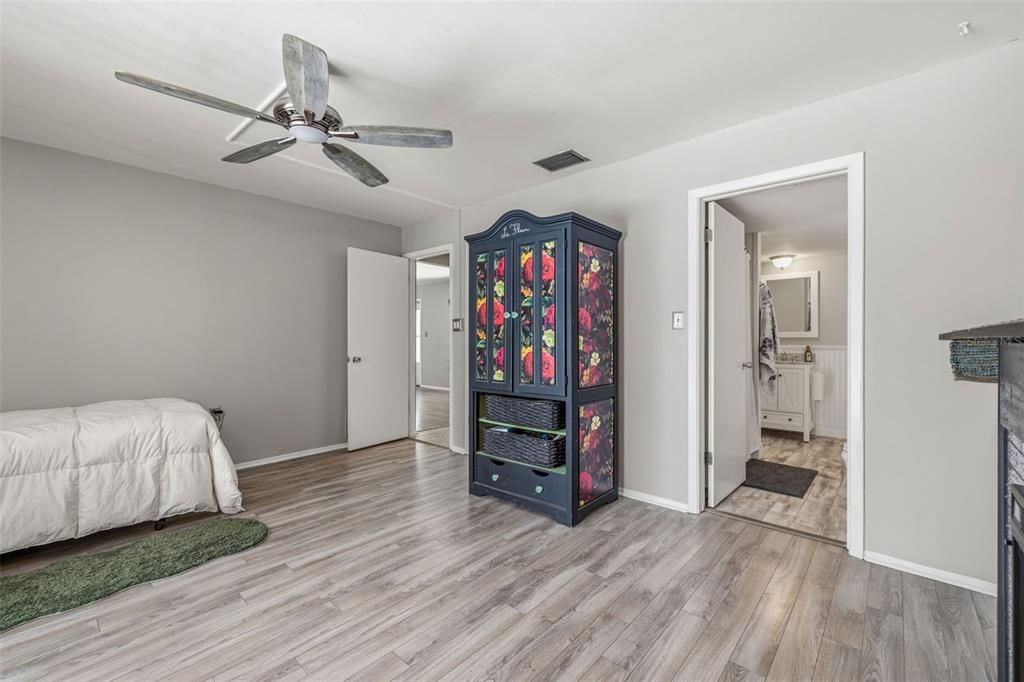 Active With Contract: $319,900 (2 beds, 2 baths, 1704 Square Feet)