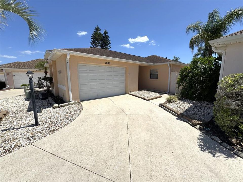 For Rent: $1,700 (2 beds, 2 baths, 1075 Square Feet)