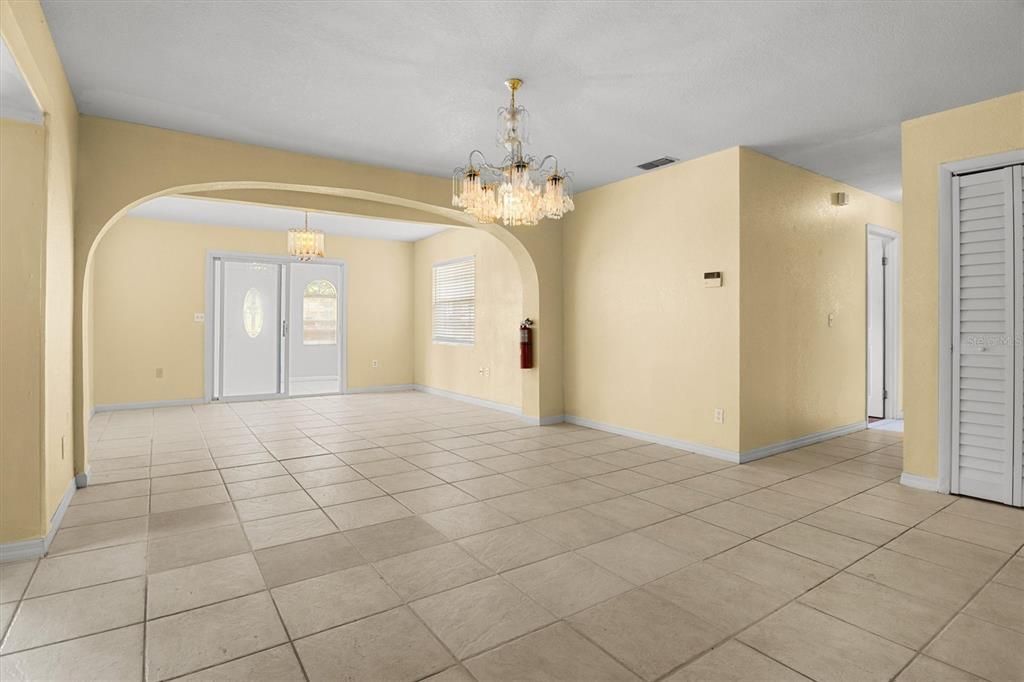 En Venta: $265,000 (4 camas, 2 baños, 2098 Pies cuadrados)