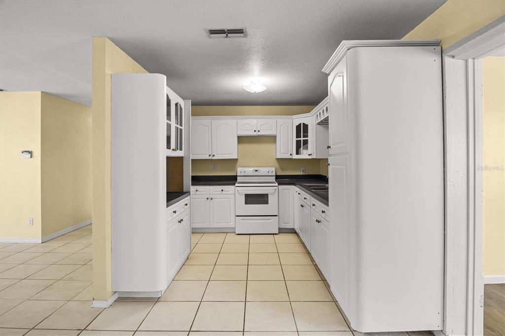 En Venta: $265,000 (4 camas, 2 baños, 2098 Pies cuadrados)