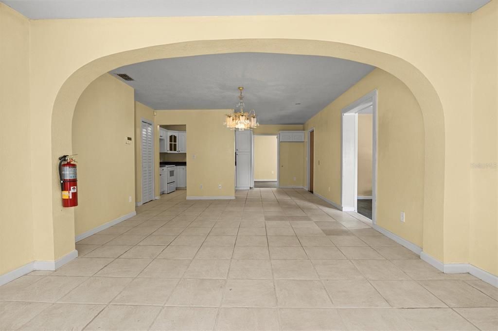 En Venta: $265,000 (4 camas, 2 baños, 2098 Pies cuadrados)